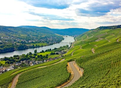 Graach an der Mosel (Německo, Mosela) - strmé svahy moselských vinic (pixabay.com)