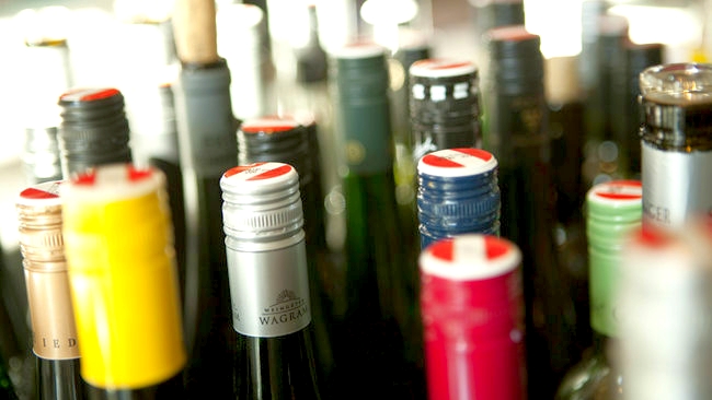 Rakouská vína s typickým logem na záklopce