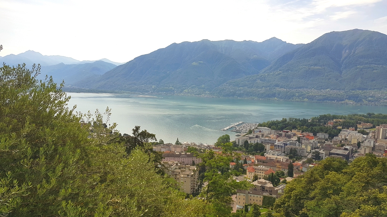 Výhled na město Locarno od kostela Madonna del Sasso