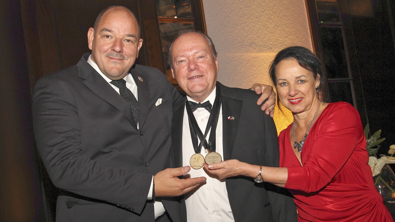 Velvyslanec České republiky v Jihoafrické republice JUDr. Michal Král přebírá medaile pro naše vinaře