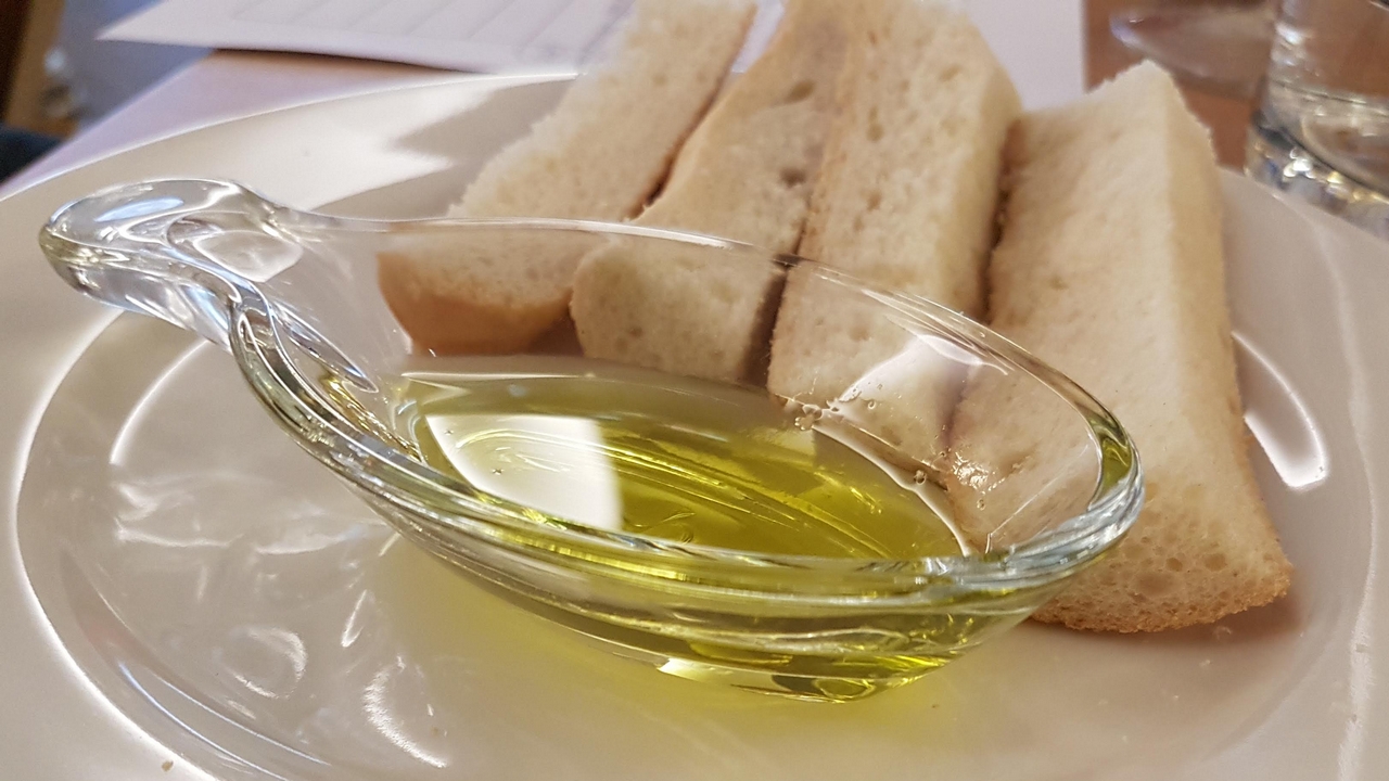 Ochutnávka hroznového oleje s bílým pečivem