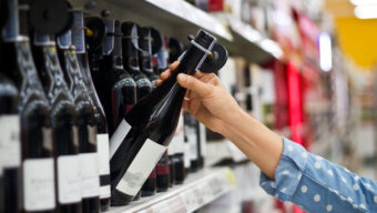 Podle čeho spotřebitelé vybírají víno? Příběh a obal prodává