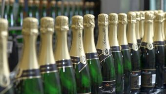 Průzkum: přípitek, nákup s předstihem a přání lepšího nového roku