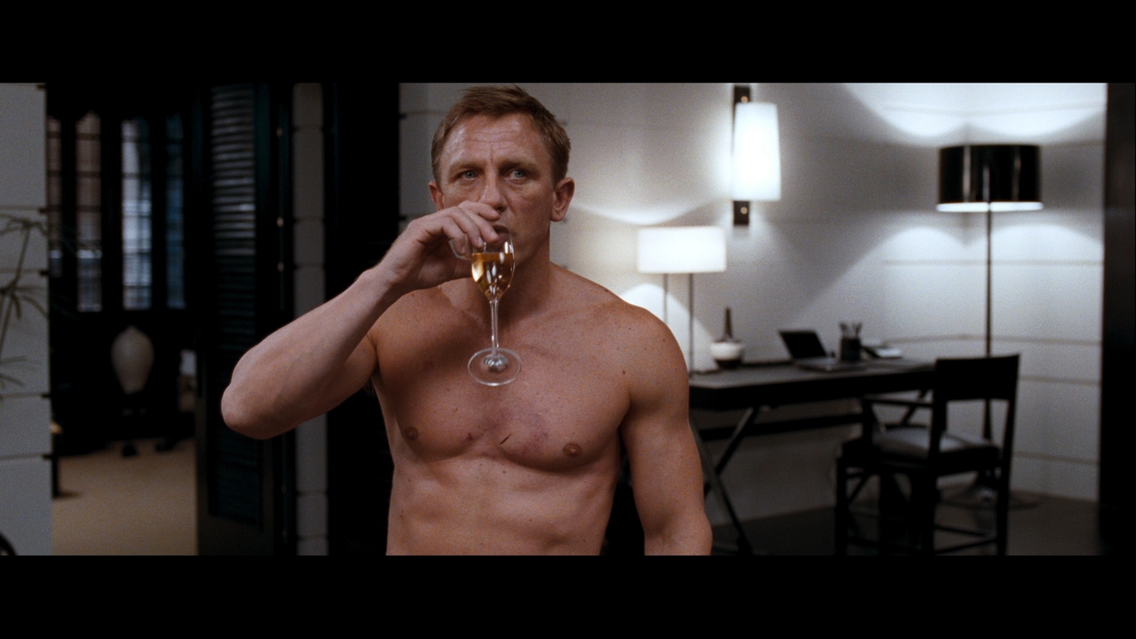 Quantum of Solace (2008) – foto: snímek obrazovky z BD kolekce "Celebrating Five Decades of Bond 007", vydané v roce 2012 společností MGM