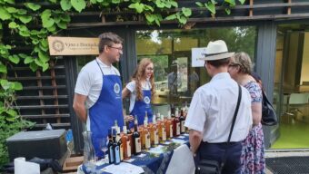 Vinaři ze spolku Ekovín zahájili letní festival Víno z blízka v Brně