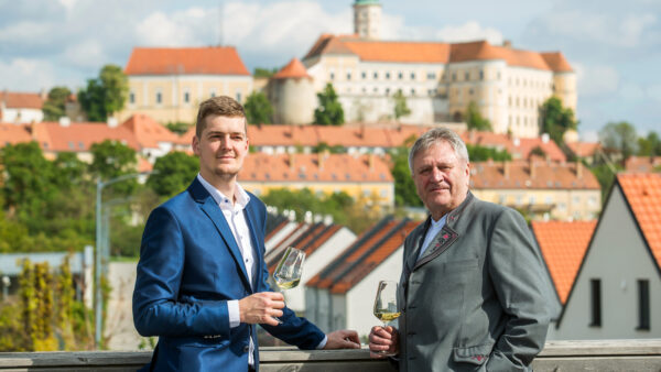 Enolog Ondře Tichý a zakladatel vinařství Miroslav Volařík
