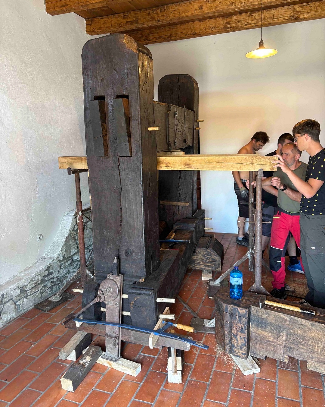 Historický lis se po restaurování vrátil do Blatnice